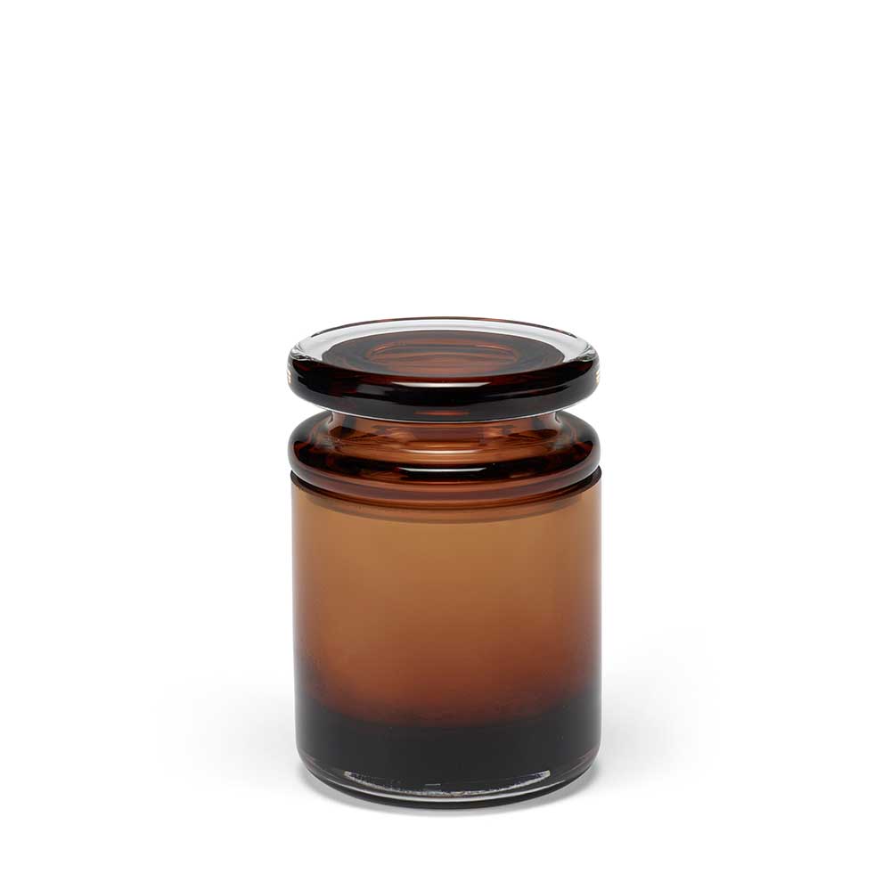 Serax x Marie Michielssen geurkaars S – WIND & FIRE Mystique – in amberkleurig glas – met parfum van zwarte peper, lavendel en eikenmos – te koop bij Interior Fragrances