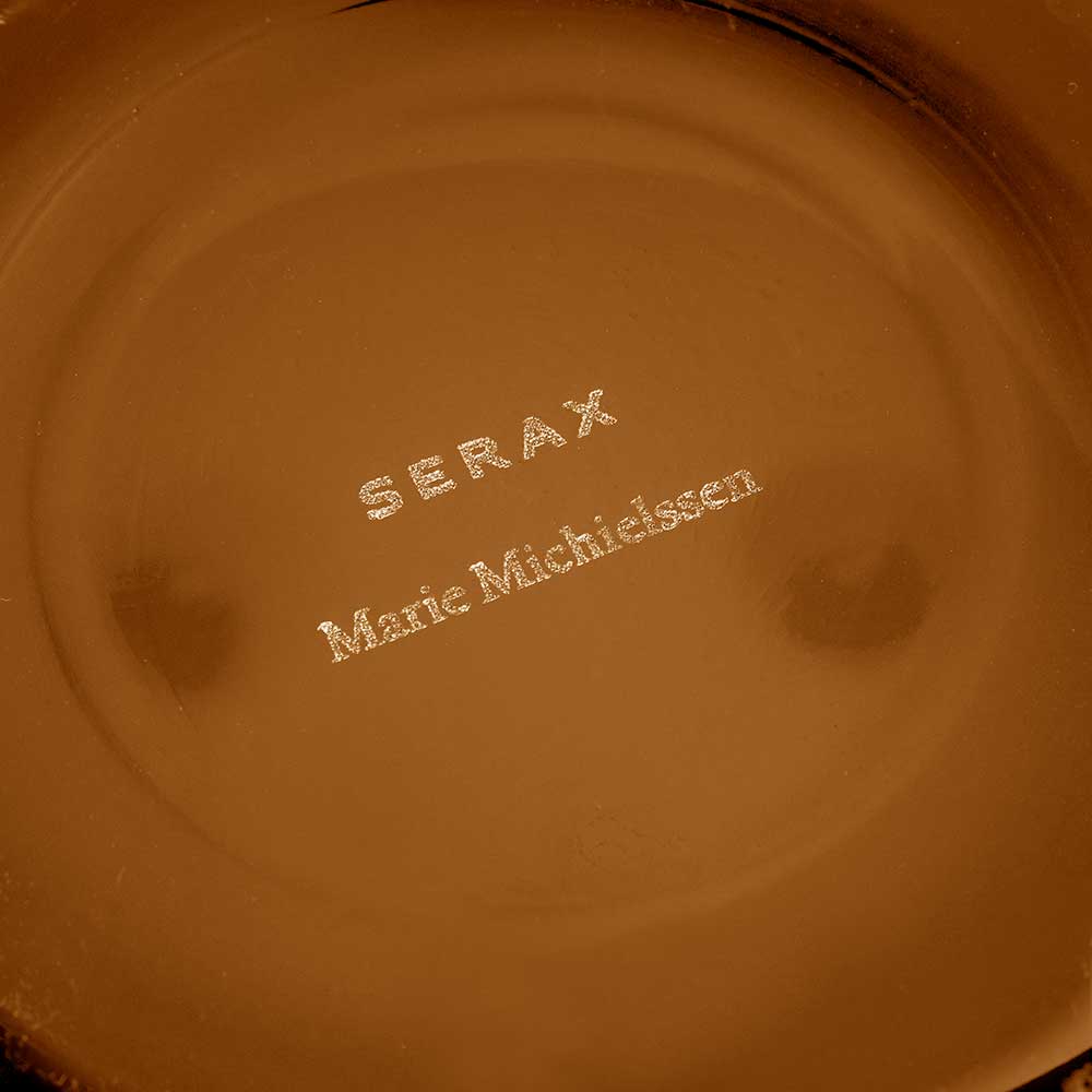 Serax x Marie Michielssen geurkaars S – WIND & FIRE Mystique – in amberkleurig glas – met parfum van zwarte peper, lavendel en eikenmos – te koop bij Interior Fragrances